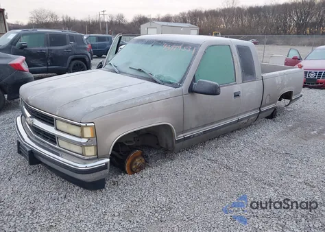 1998 Chevrolet C1500 Fleetside z USA, uszkodzony, nr VIN 2GCEC19R3W1137824